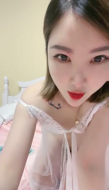 网红极品骚御姐 ！和闺蜜双女大秀 ！衬衣丁字裤极度淫骚 ，互摸揉捏奶子 ，开档揉搓自慰扣穴 ，搞得发骚浪叫