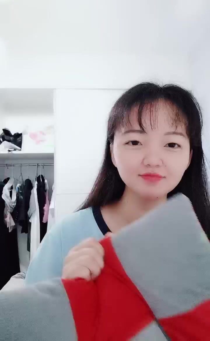 2022.7.9，【美大学生】，假期一个人在家，清纯学生妹自慰，撒尿特写，青春胴体1