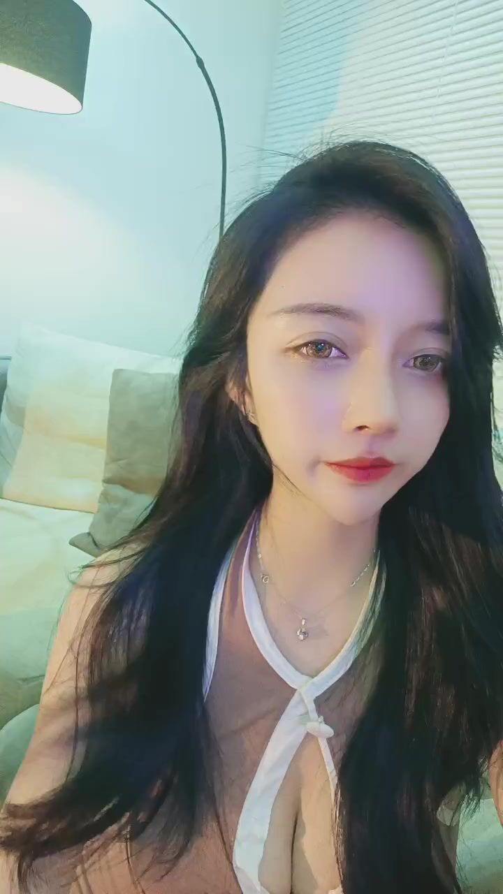 有点混血高挑模特女神，撅起屁股露出美鲍鱼，和网友聊聊自己的性事，特写粉木耳