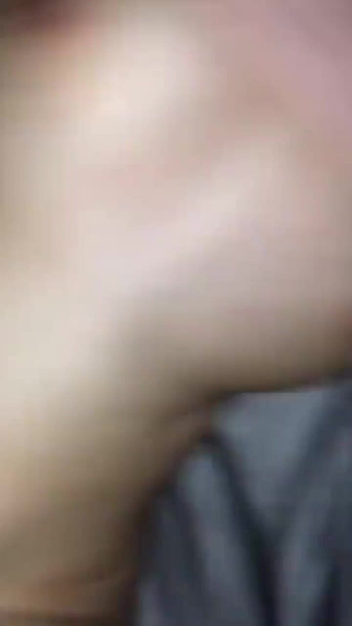 操身材很棒的漂亮小姐姐 鲍鱼肥美 很害羞 只能抓着双手操 不过瘾直接女上位 扭的真骚 无套输出