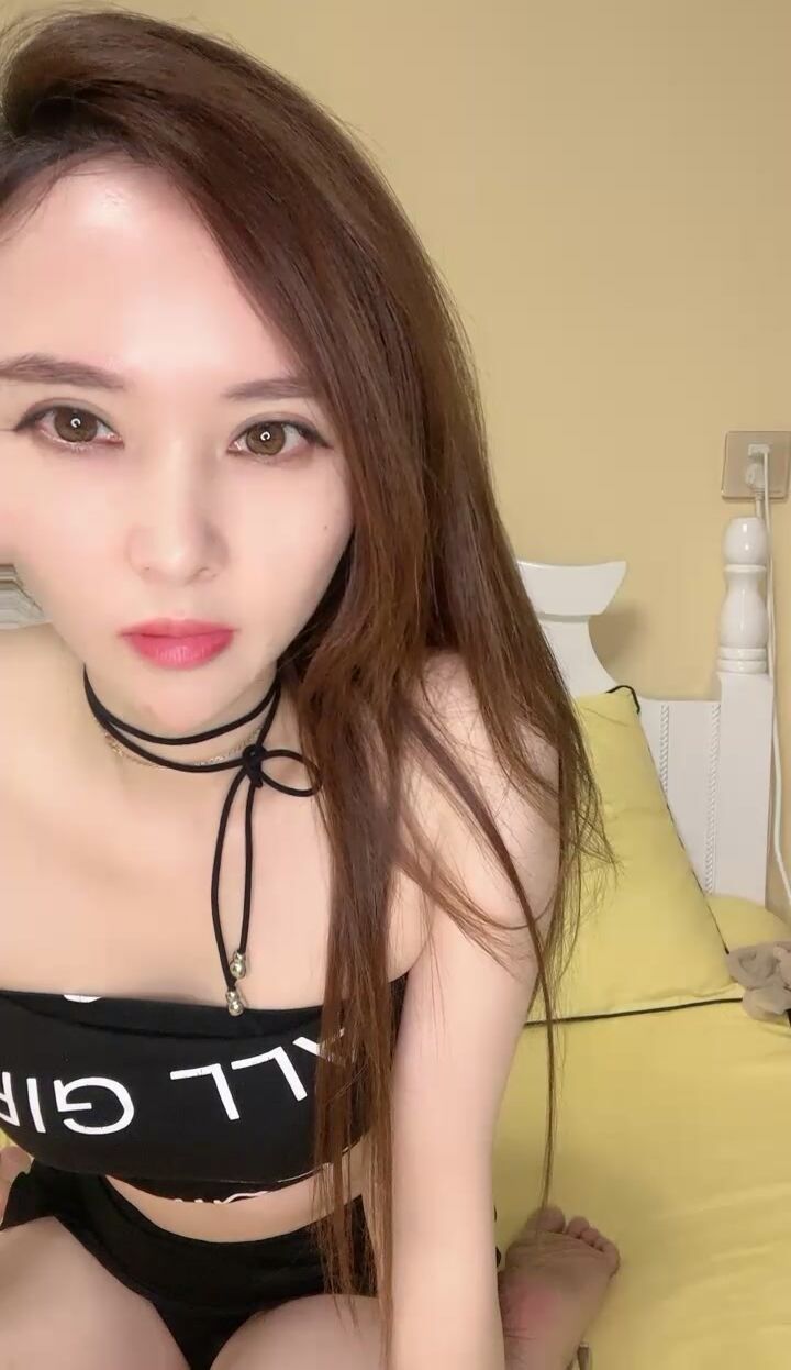 网红极品御姐 ！开档黑丝美腿火辣身材 ！M腿揉搓多毛骚穴 ，掰开粉嫩紧致小穴 ，翘起美臀摇摆