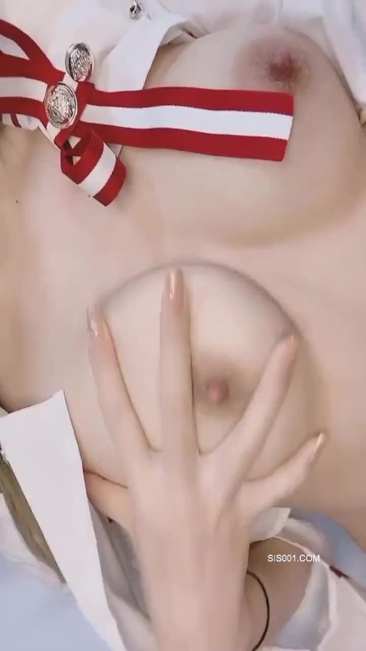 用奶子捂你们的脸让你们喘不过气 不可以吸哦 哥哥们要不要插进来内射嘛 大奶子小粉穴 这手太漂亮了 冲冲冲