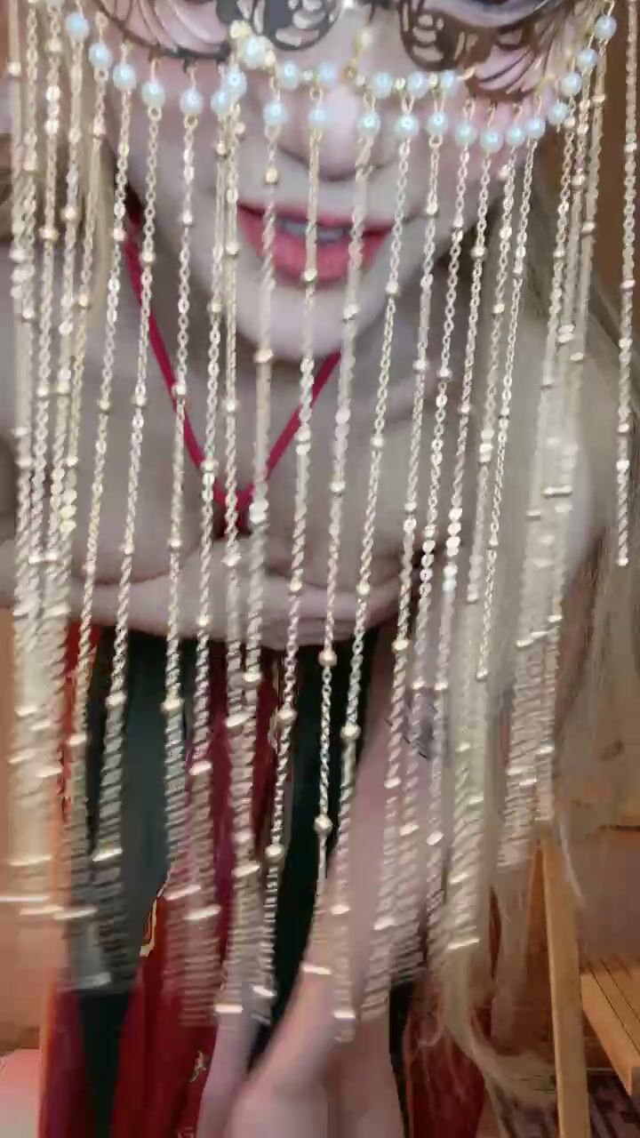 异域风情面罩美女！情趣肚兜布群！搔首弄姿按摩器自慰，脱光假屌猛插，御姐声线呻吟娇喘
