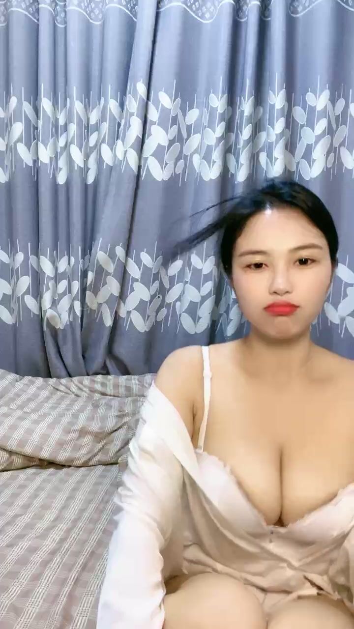 甜美酒窝新人小姐姐！撩下内衣揉大奶！多毛骚穴揉搓，翘起屁股怼着镜头，浪叫呻吟好听