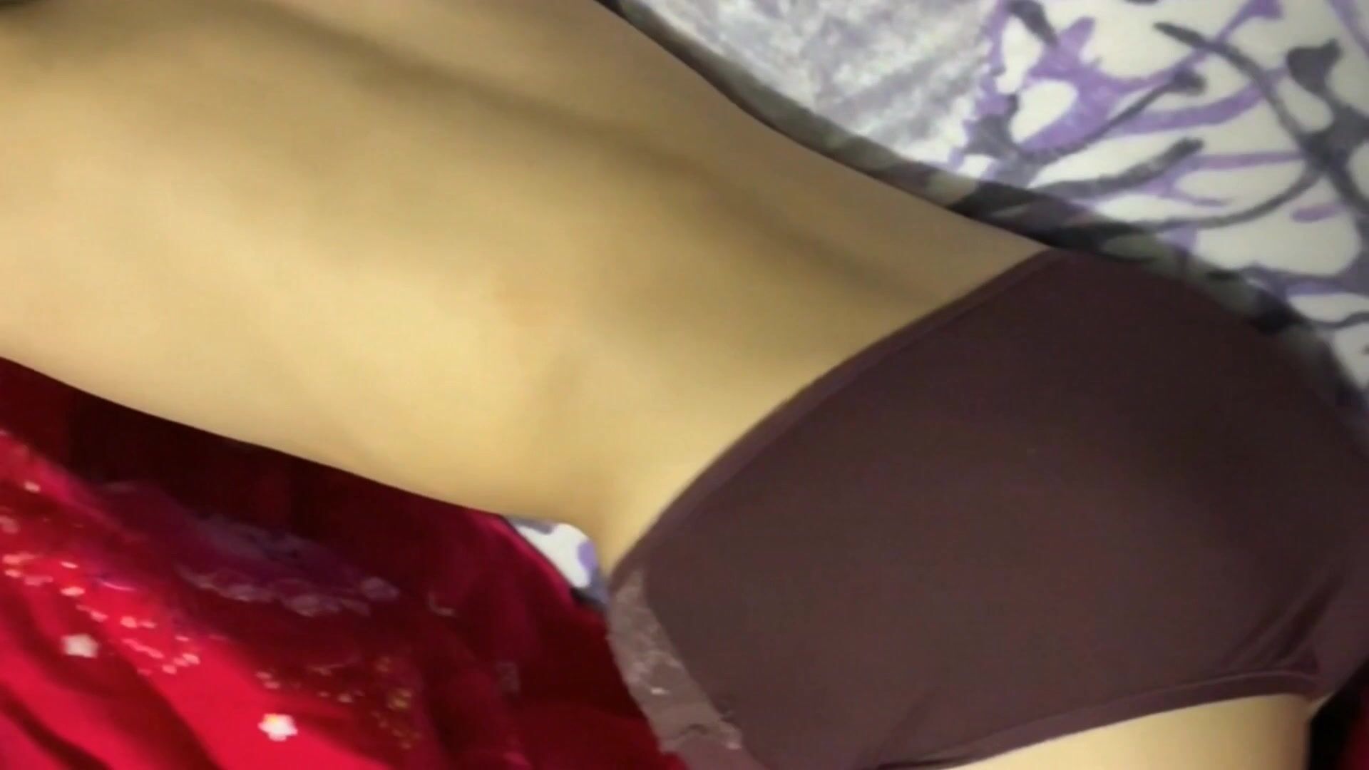新婚闹洞房把伴娘灌醉了拔下她小内裤发现她的唇肉已经发黑了