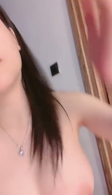 高颜值好身材极品嫩模秀给你看，各种风骚动作诱惑狼友，性感的大奶子粉嫩的逼逼菊花都很诱人