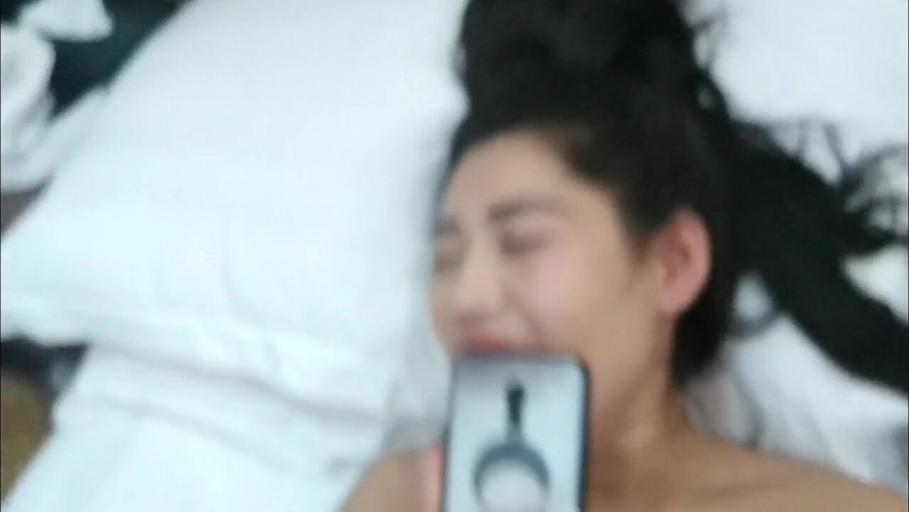 欠债少妇肉偿大哥  ：美颜相机有个照清纯像的，哎呦我去，这大黑逼，水挺多呀，跟别人干也出水啊