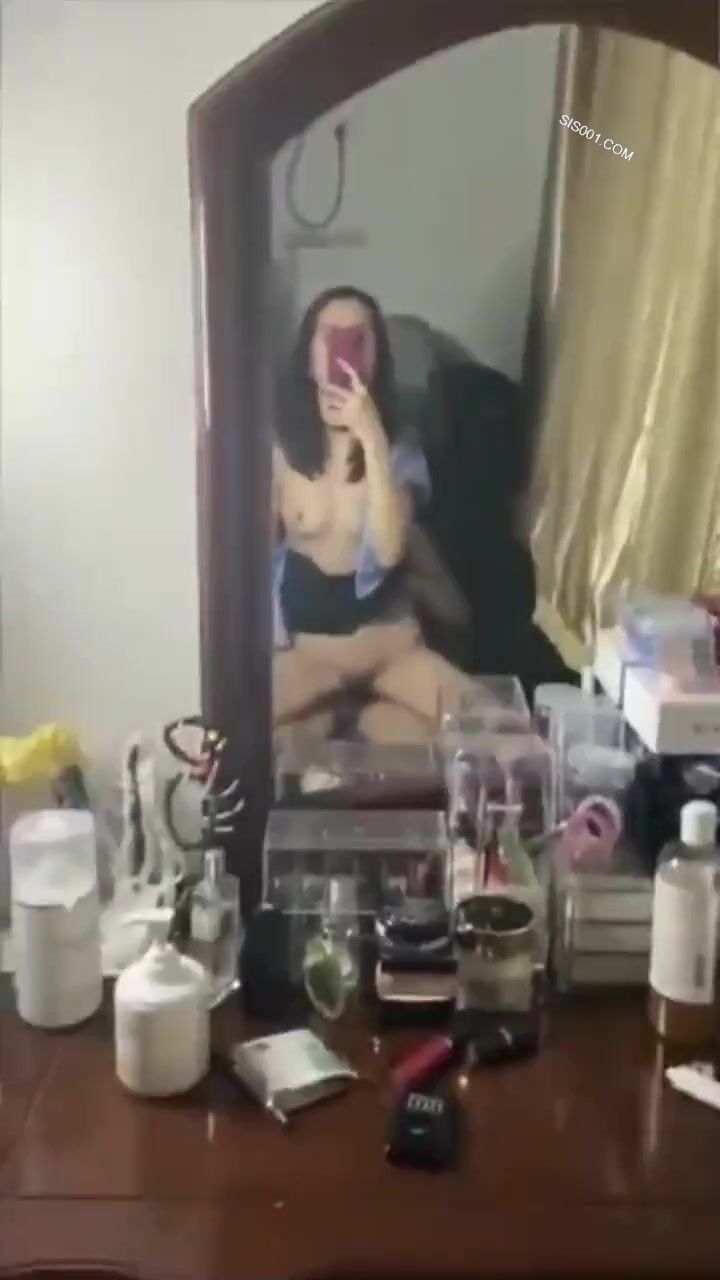 在家夫妻啪啪自拍 让老婆cos张柏芝 真把自己当小陈了 操明星的感觉不错 大家觉得像不像
