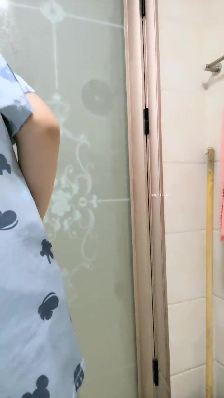 可爱小美女洗白白被干眼镜妹反差感十足