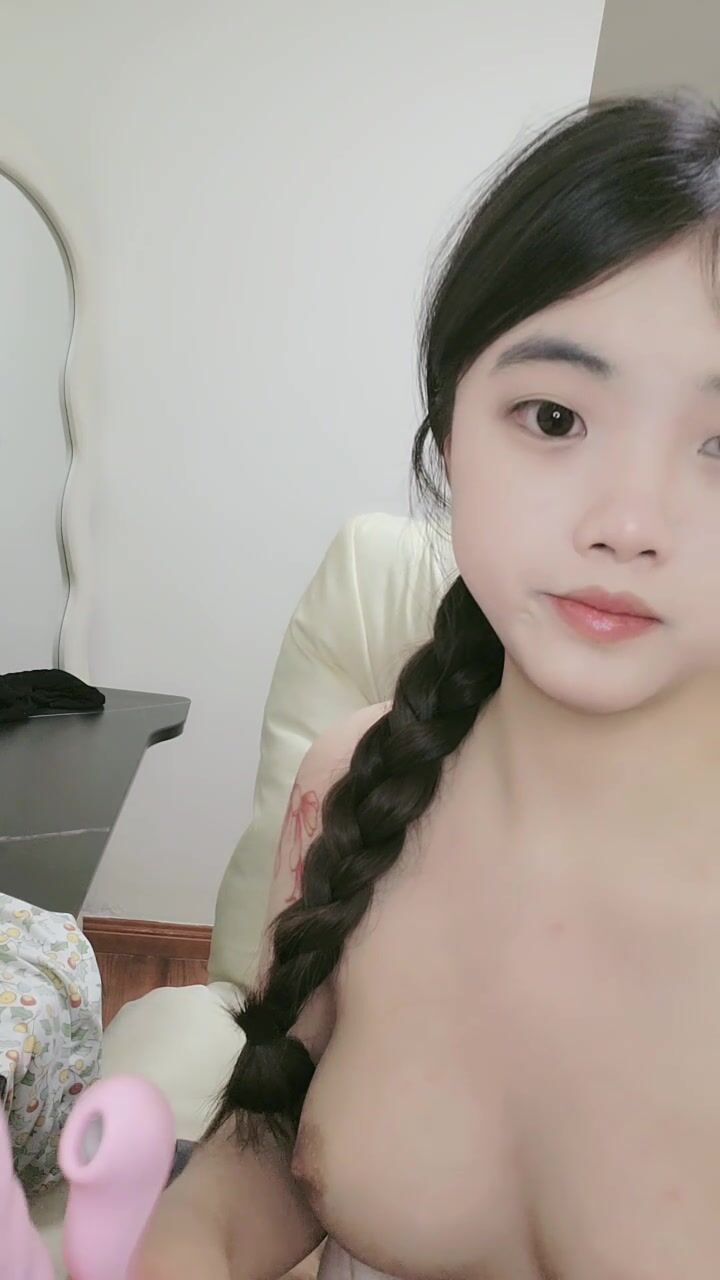 颜值美少女！新人妹妹初下海！丰乳大肥臀，多毛骚逼道具自慰，特写插穴流白浆，浴室湿身诱惑
