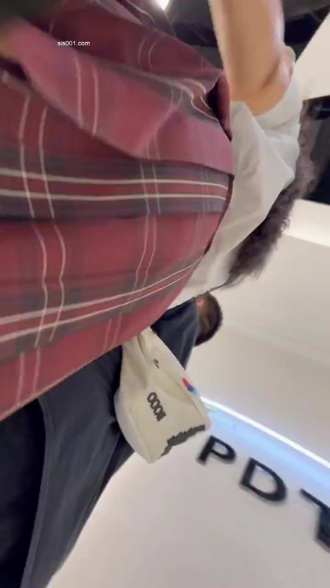 偷窥格子裙美眉的小逼逼