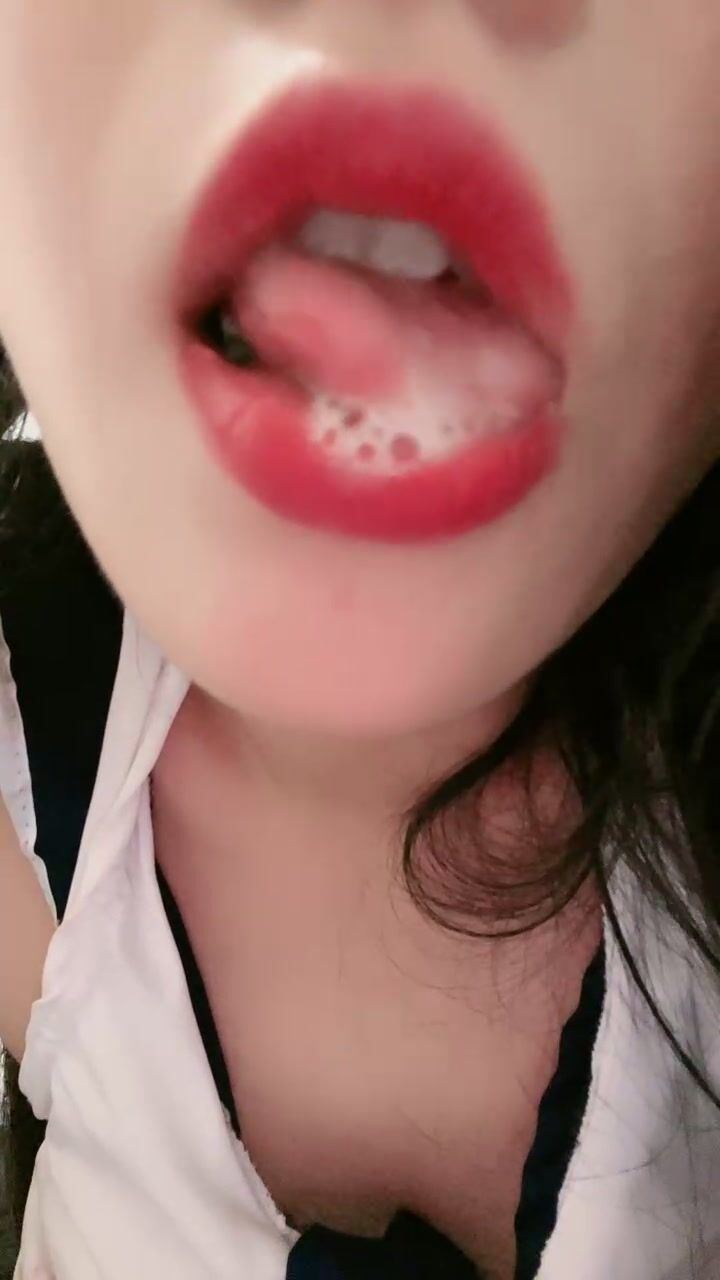 -黑丝制服露脸性感女神的诱惑，无毛白虎逼掰开骚穴给狼友看特写，道具抽插自己抠的骚逼直流淫水，呻吟可射