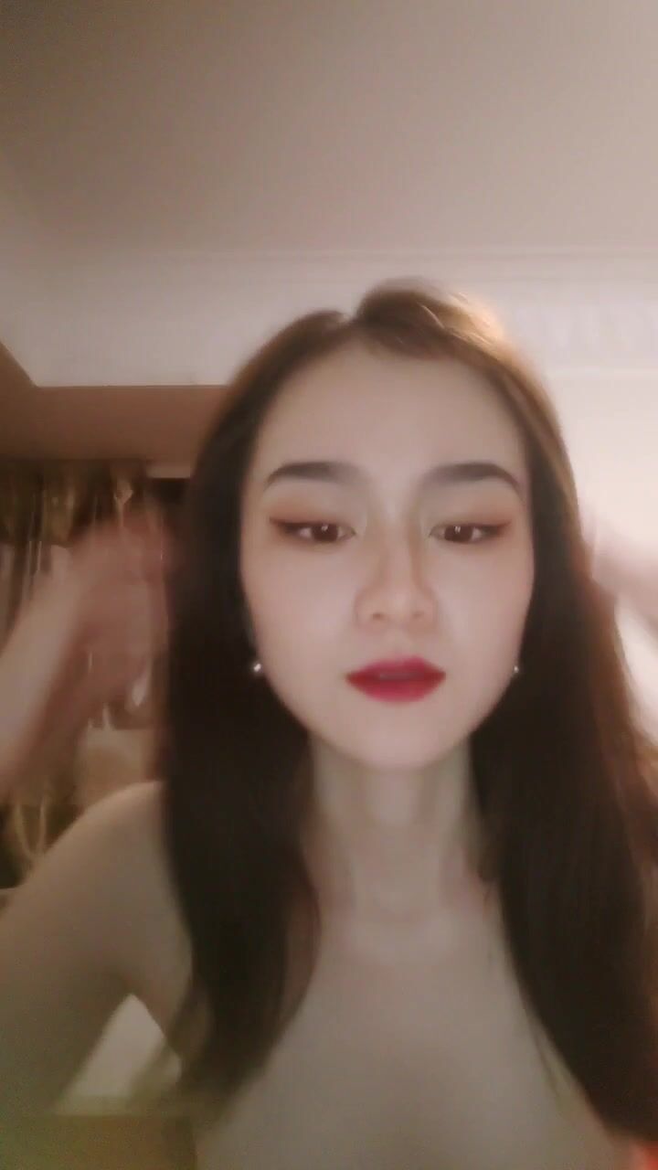 极品良家气质相当出众，是个白虎，蝴蝶逼很粉，家中被男友爆操