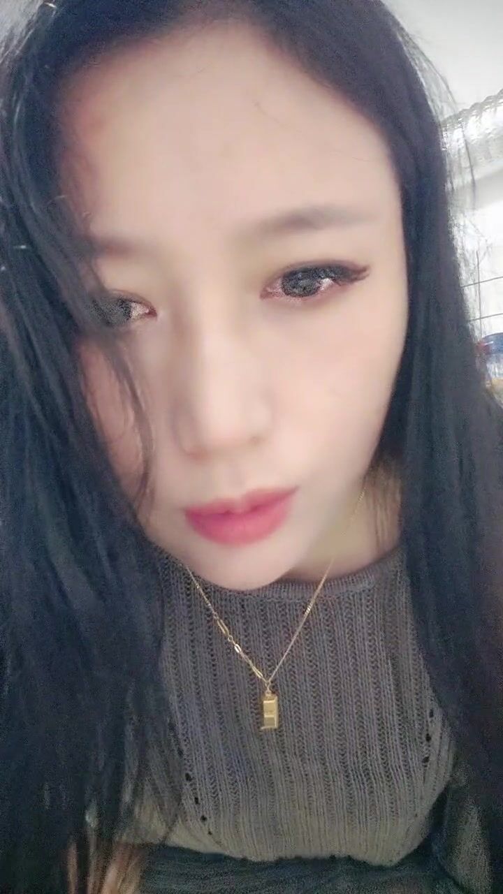 良家美少妇露脸一个人在家偷偷的发骚，全程露脸化妆台前脱光揉奶玩逼，口活棒插进逼逼里了浪叫呻吟，好刺激