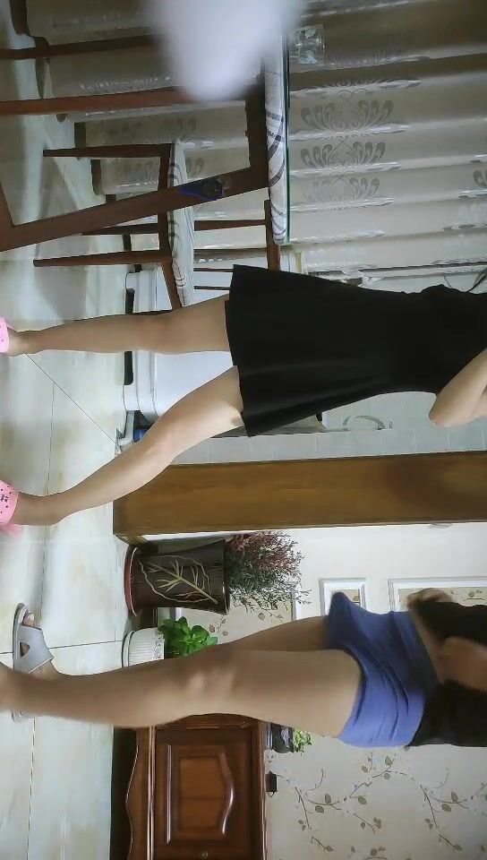 2021-10-17 美女少妇老哥操良家少妇，搂着腰一起扭动，聊起裙子没穿内裤 ，倒立姿势口交，扶着桌子后入撞击