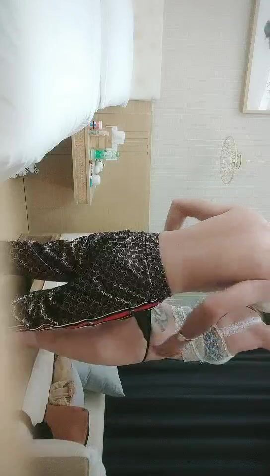 2021-10-21 战神小利红色奶头肉感外围美女，穿上连体网袜特殊姿势口交，大屁股整根插入，站立抬腿后入