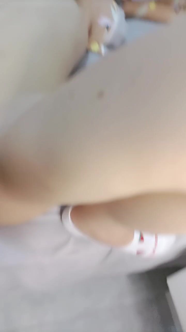 这小少妇皮肤白皙逼逼很美，让小哥用跳蛋玩弄舔湿骚逼直接上大鸡巴爆草，后入抽插揉着奶子浪荡呻吟精彩刺激