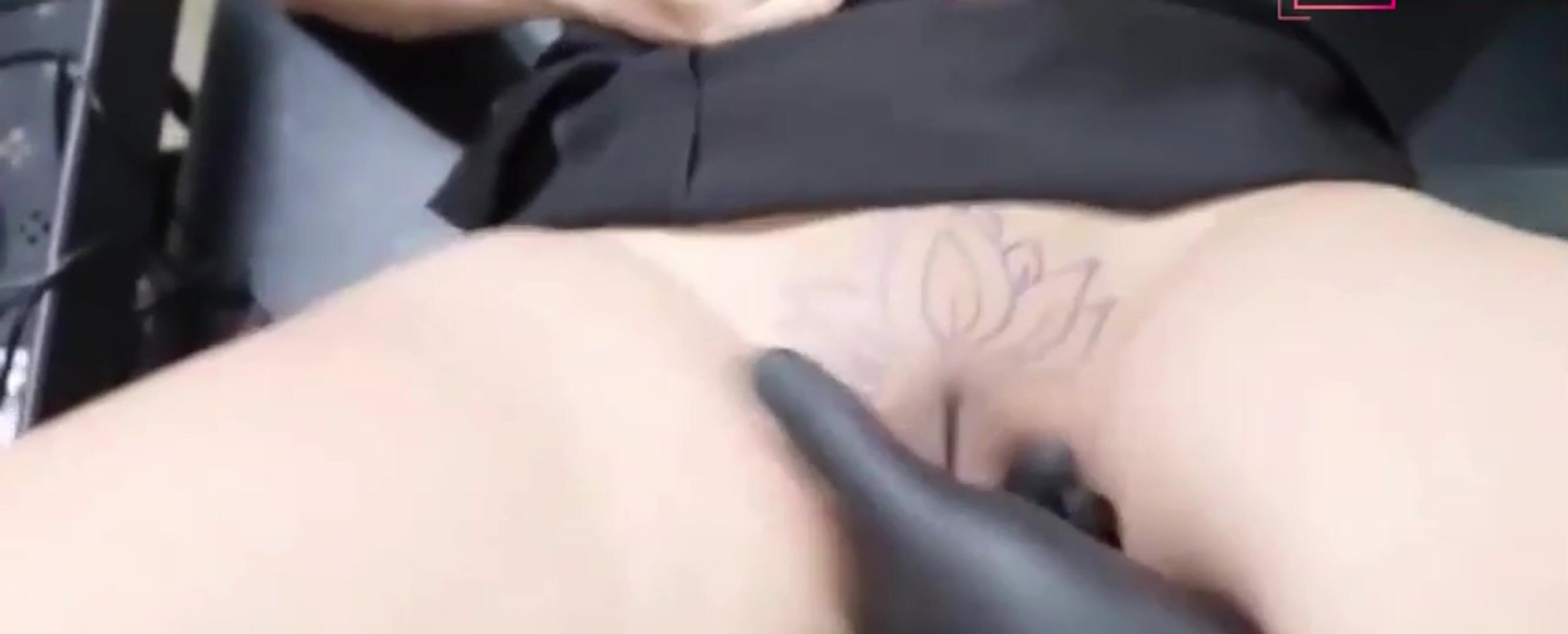 猎奇 纹身馆里的秘密 高颜值小妹给骚逼纹身 纹身师忍不住强行抽插顾客 小穴被操出白浆才停止