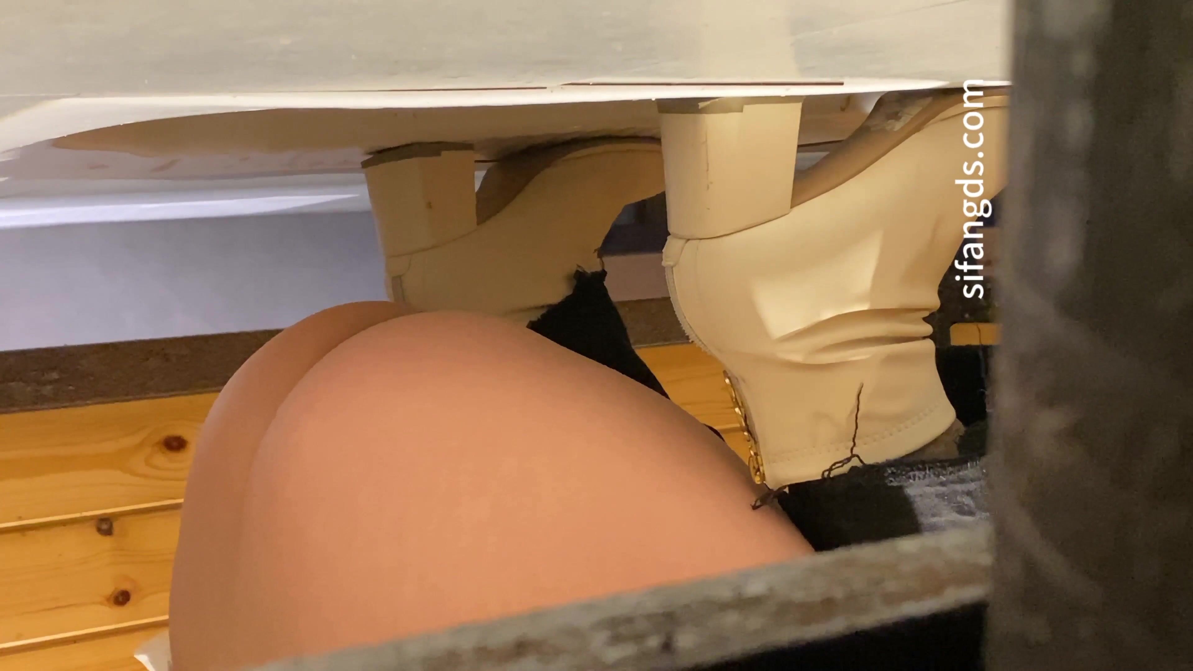大神潜入办公楼女厕全景偷拍 两位美女同事的极品鲍鱼