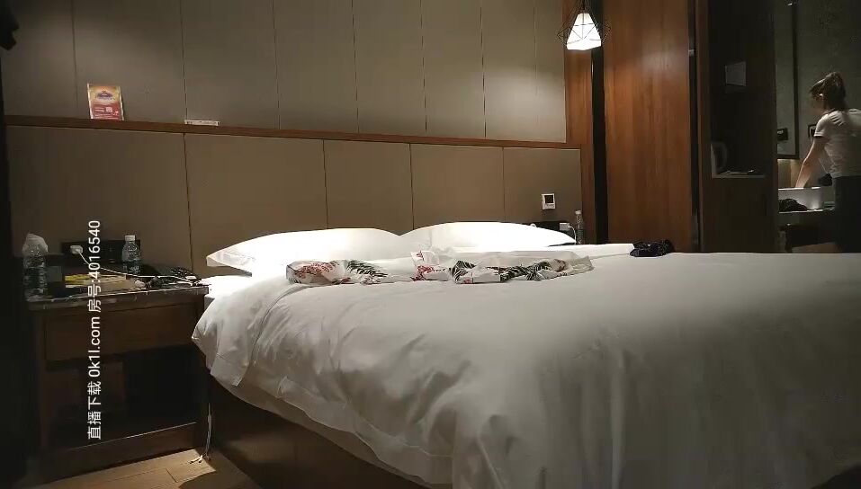 约良家鸭舌帽美少妇打扑克打到床上 ，舌吻吸吮奶子调情 ，舔屌口活还不错，少妇抱着屁股享受被操 ，主动上位骑乘爆操