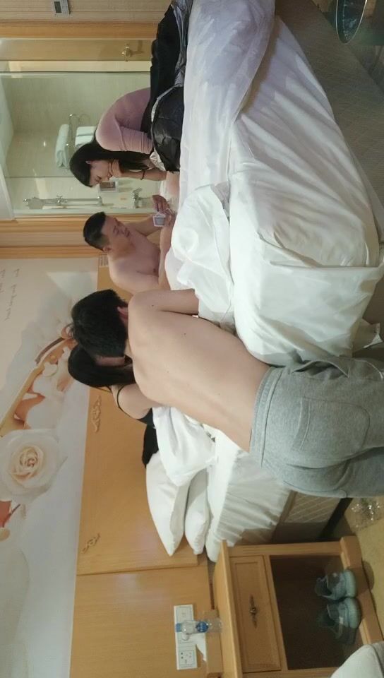 2021.12.17，【换妻探花】，真实换妻重磅回归，30岁气质文员，内敛中透漏闷骚，斗地主玩游戏，一件件褪去衣衫