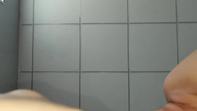大哥的小女朋友、18岁花季，鲜嫩鲍鱼被开发很疼，也很爽，操得有点想哭有点委屈