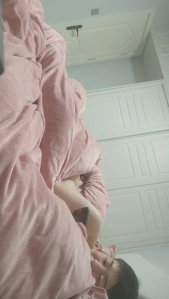 2022.3.6，【战狼无套】，32岁离异少妇，贤妻良母范，短发美乳，白嫩娇躯，水多湿一床，对白精彩