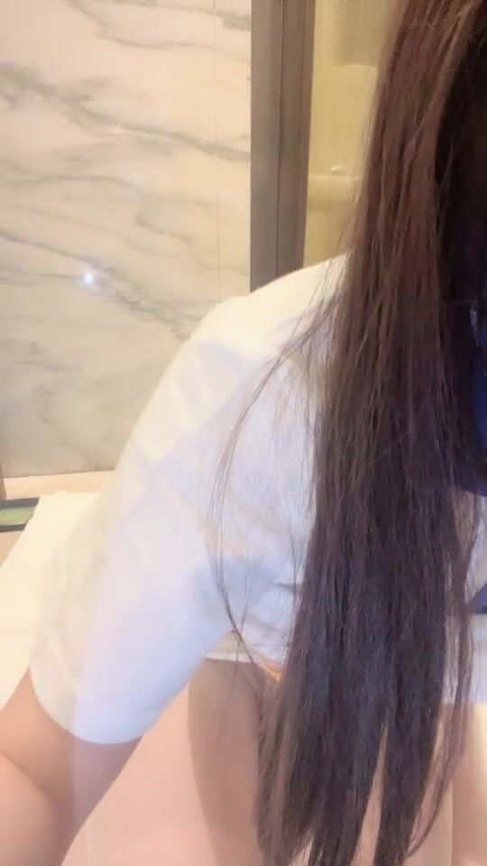 长相甜美系制服妹子泡泡菇闺蜜，白色丝袜笔细长腿刚剃的的白虎穴，道具自慰