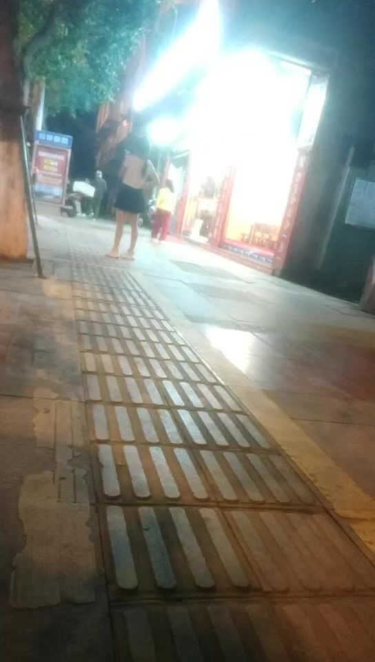 2022-4-29【持无套内射】逛红灯区操站街女，选了个黑丝御姐，带到小房间，开档丝袜肥穴张开猛操