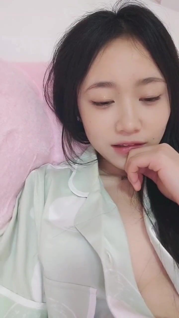 漂亮美眉紫薇 嘿 你爪子 美眉真爽的逼逼流水 老妈开门进来看到了 真尴尬 下次记得要锁门啊